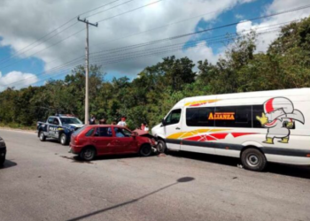 Choque en Cancún deja daños materiales