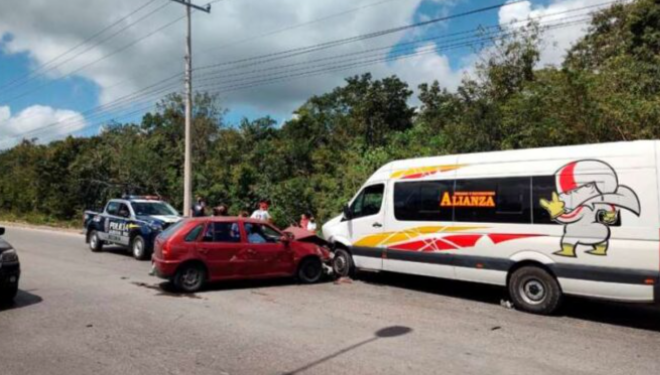 Choque en Cancún deja daños materiales