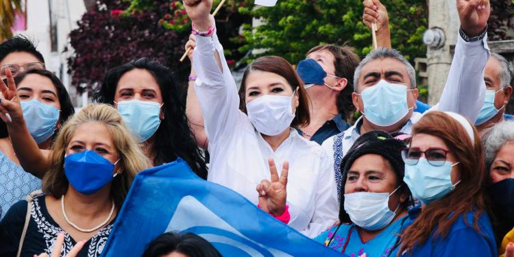 Kira Iris se registra como candidata a diputada local por el Distrito X