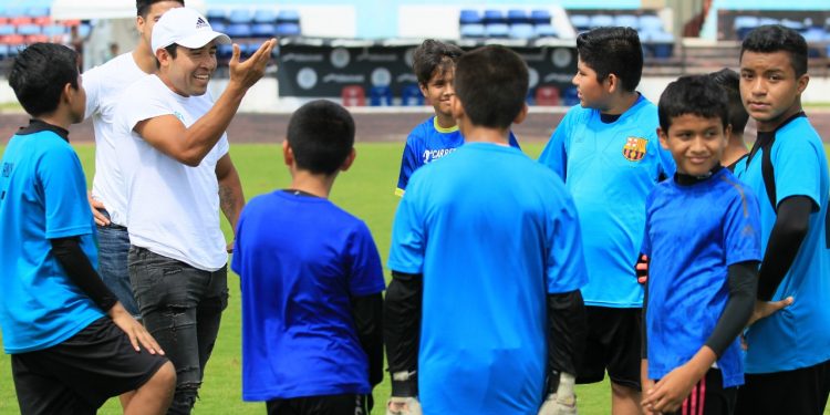 Conviven Cancún FC y Ciudad de la Alegría con niños