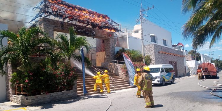 Atiende protección civil incendio en Dolphin Discovery