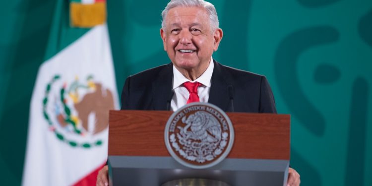 AMLO lamenta la muerte del periodista Armando Linares