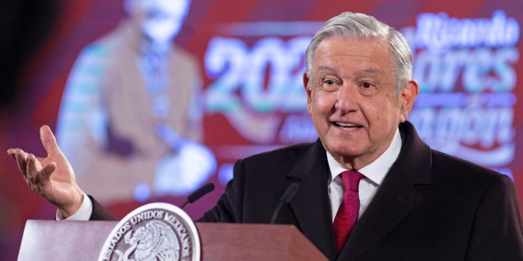 AMLO pide a Joe Biden que implemente precios máximos de combustibles