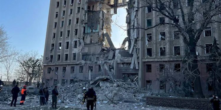 Ataque Ruso deja al menos siete muertos en la ciudad Portuaria de Mykolaiv