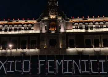 Reportan un grupo de mujeres equipadas por el 8 de Marzo en Palacio Nacional