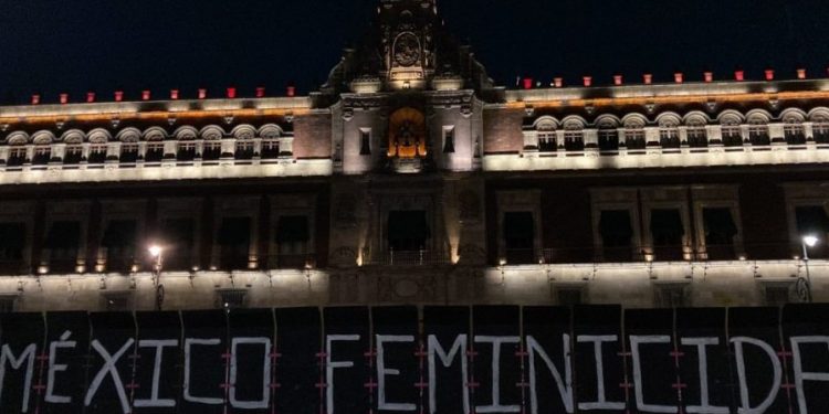 Reportan un grupo de mujeres equipadas por el 8 de Marzo en Palacio Nacional