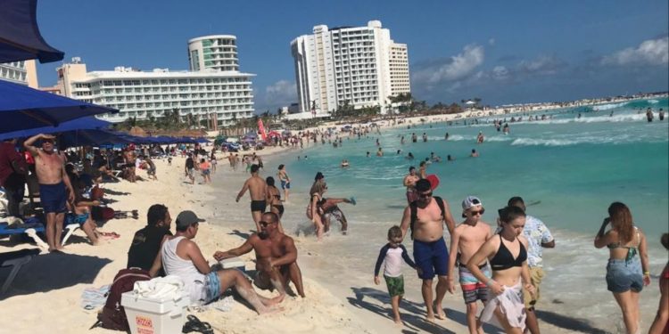 Las playas del Caribe mexicano reanudarán sus horarios previos tras la pandemia