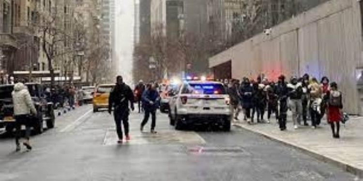 Hombre ataca con un cuchillo a dos mujeres en Nueva York y se da a la fuga