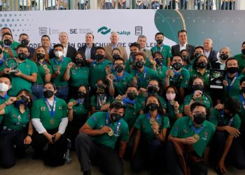 Miguel Riquelme reconoció a los alumnos del Conalep ganadores del FIRST Robotics