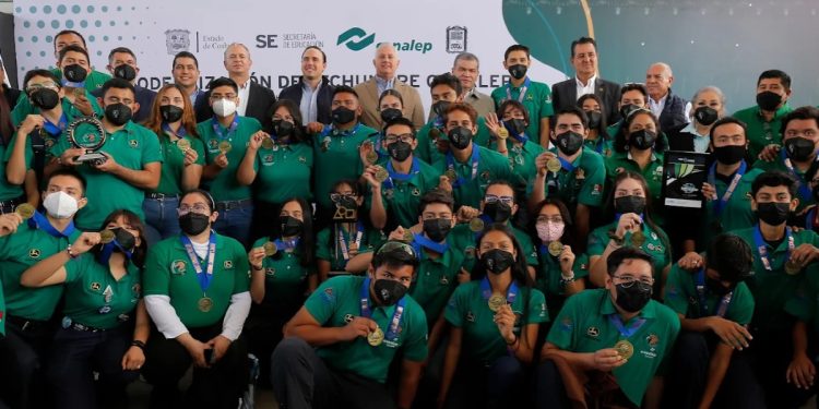 Miguel Riquelme reconoció a los alumnos del Conalep ganadores del FIRST Robotics