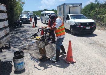 Refuerzan acciones de bacheo en la carretera Costa Mujeres
