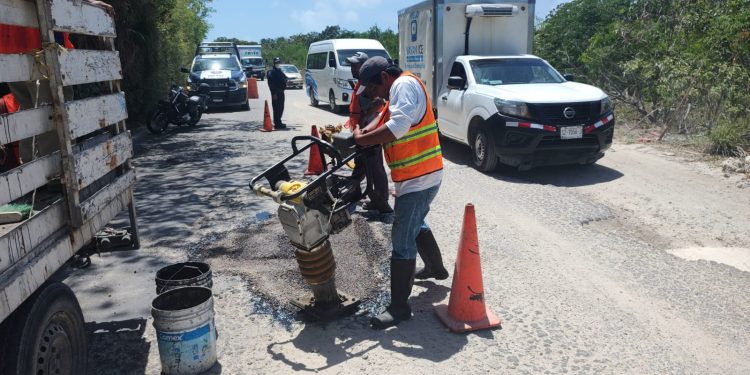 Refuerzan acciones de bacheo en la carretera Costa Mujeres