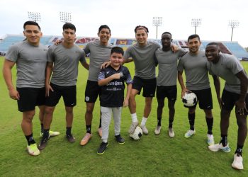 Cancún FC distingue a incondicional aficionado con visita a sus ídolos