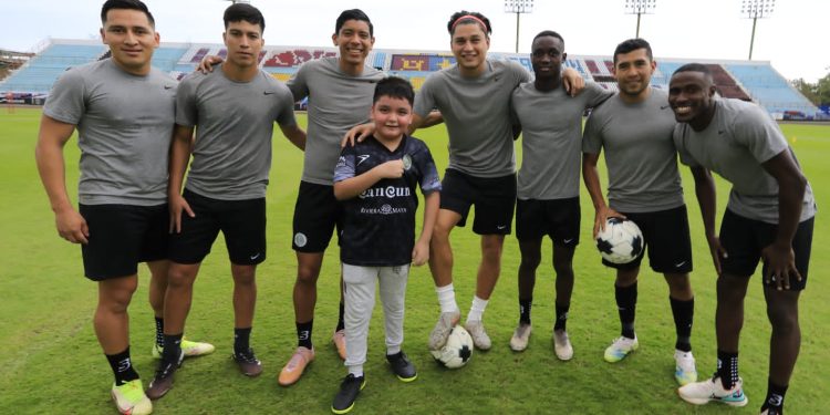Cancún FC distingue a incondicional aficionado con visita a sus ídolos
