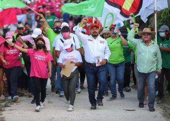 Gestionaré mayores recursos para que se inviertan en alumbrado público y calles de las colonias: Julián Ricalde