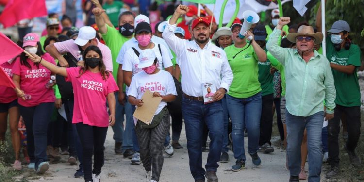 Gestionaré mayores recursos para que se inviertan en alumbrado público y calles de las colonias: Julián Ricalde