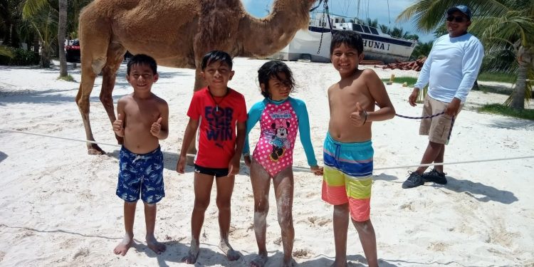 Maroma Beach celebra en grande el día del niño con actividades recreativas y demostración de camellos