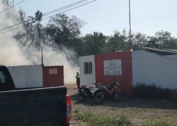 Incendio en corralón de Playa del Carmen provoca daños en algunos vehículos