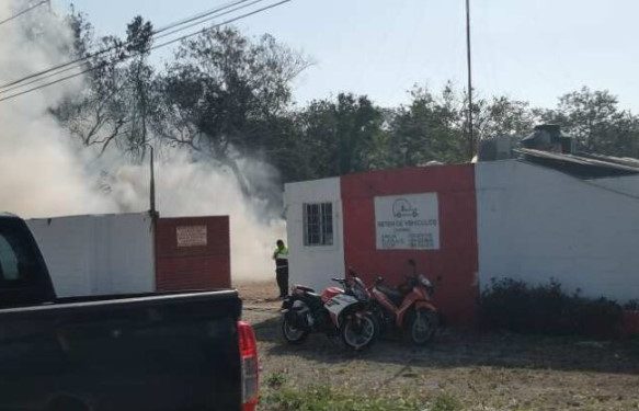 Incendio en corralón de Playa del Carmen provoca daños en algunos vehículos