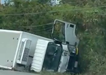 Volcadura provoca embotellamiento vehicular en la carretera Cancún – Playa del Carmen