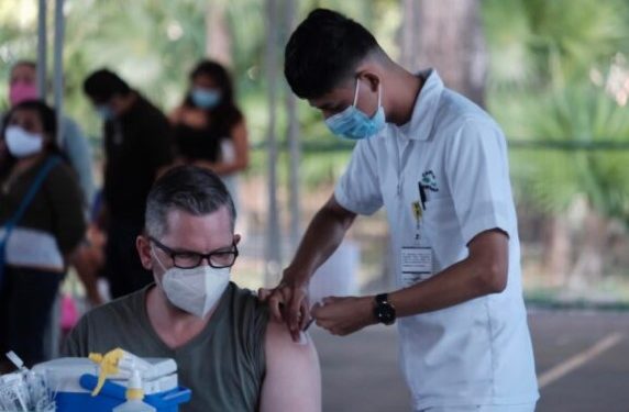 Aeropuerto de Cancún es sede de módulos de vacunación contra COVID-19 para mayores de 18 años