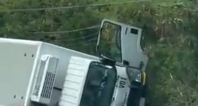 Volcadura provoca embotellamiento vehicular en la carretera Cancún – Playa del Carmen