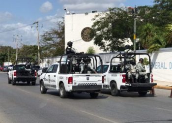 Aseguran a dos personas armadas en hotel de la carretera Cancún-Leona Vicario