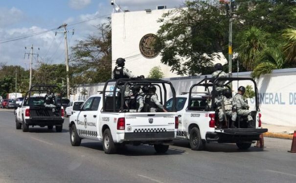 Aseguran a dos personas armadas en hotel de la carretera Cancún-Leona Vicario