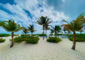 Costa Mujeres: playas de arena blanca y un mar de mil colores