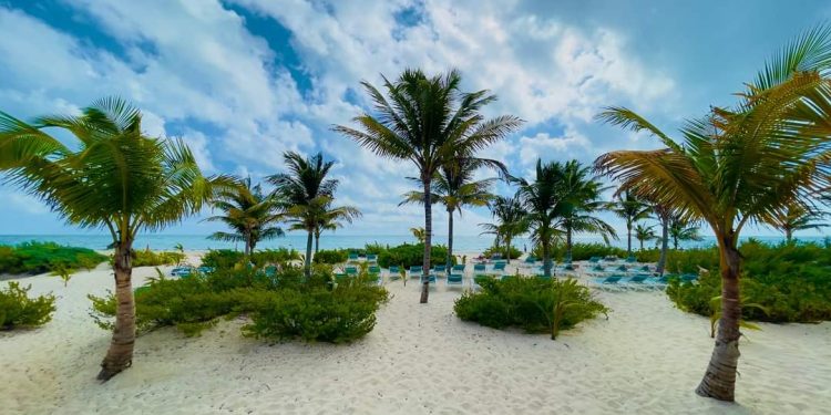 Costa Mujeres: playas de arena blanca y un mar de mil colores