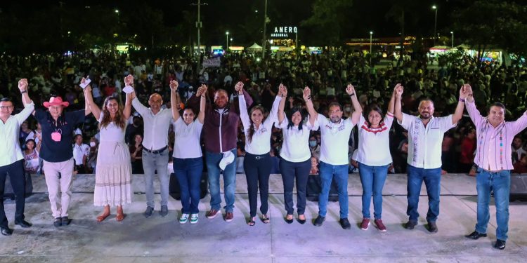 Celebra Mara Lezama aniversario de Cancún