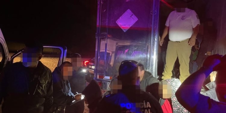 INM identifica a 133 migrantes extranjeros hacinados en caja refrigerada de tractocamión
