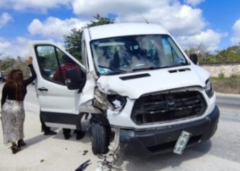 Van se estrella contra un auto en la carretera Cancún – Leona Vicario
