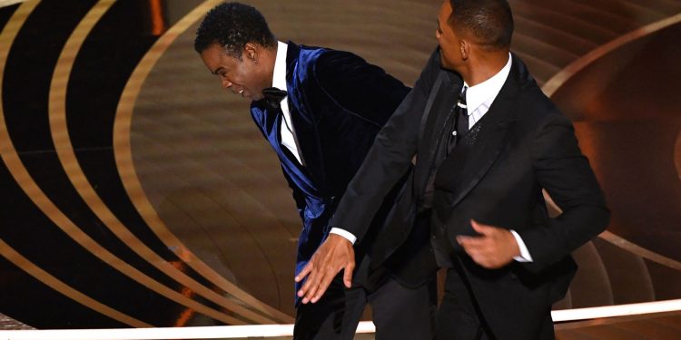 Una cachetada le cuesta la carrera a Will Smith; el actor renuncia a la Academia de Artes y Ciencias Cinematográficas