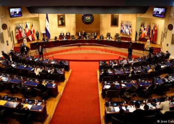 El Salvador aprueba reforma que quintuplica la pena máxima por pertenecer a pandillas