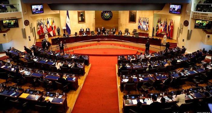 El Salvador aprueba reforma que quintuplica la pena máxima por pertenecer a pandillas