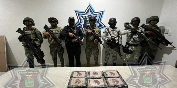 Policías aseguran presunto cargamento de cocaína en la zona costera de Tulum