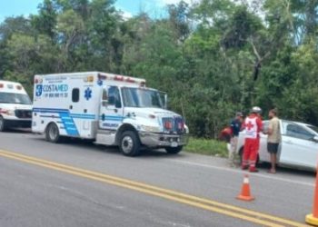 Motociclista resulta lesionado, tras chocar con un automóvil en la carretera Tulum – Felipe Carrillo Puerto