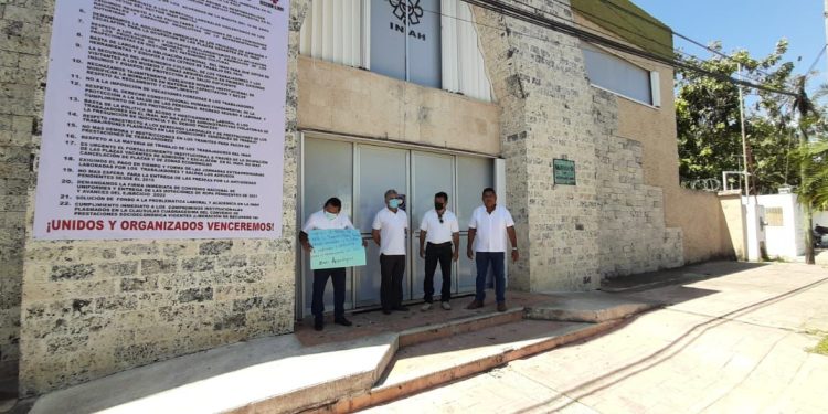 Se manifiestan trabajadores del INAH Quintana Roo por mejores condiciones laborales