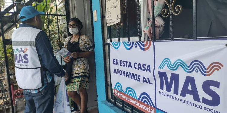 Reciben vecinos asesoría y apoyo médico del candidato Raymundo Sánchez