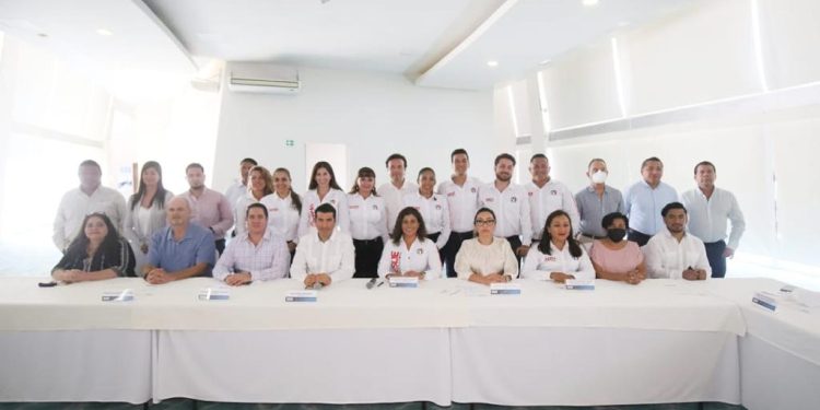 Leslie Hendricks Rubio dice a los empresarios: “¡O te protejo o te pago!”