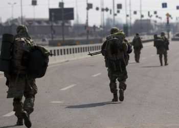 Zelenski expuso que las tropas rusas dejaron minas y equipo abandonado tras salir de Kiev