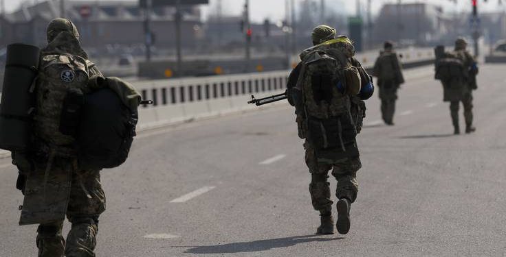 Zelenski expuso que las tropas rusas dejaron minas y equipo abandonado tras salir de Kiev