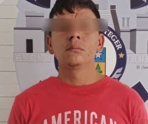 Aseguran a sujeto armado afuera de una tienda en Cancún