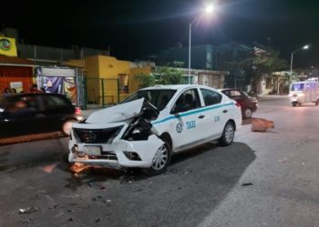Van se estrella contra dos vehículos en Playa del Carmen y se da a la fuga