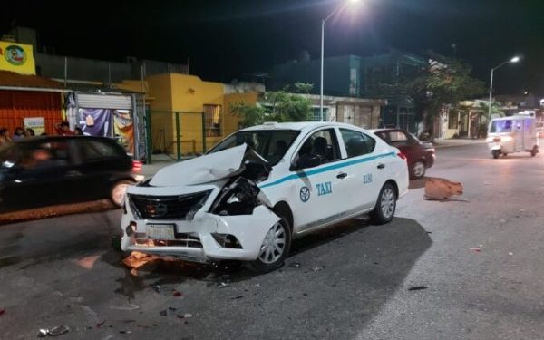 Van se estrella contra dos vehículos en Playa del Carmen y se da a la fuga