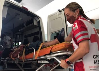 Motociclista terminó con lesiones graves tras impactarse contra una camioneta de frente