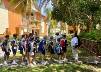 Bahía Príncipe Riviera Maya Resort promueve la “Sostenibilidad Hotelera” en el Colegio Puerto Aventuras