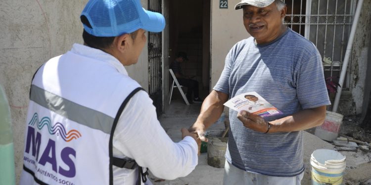 Piden ayuda operadores de mototaxi a Raymundo Sánchez para regularizar las unidades