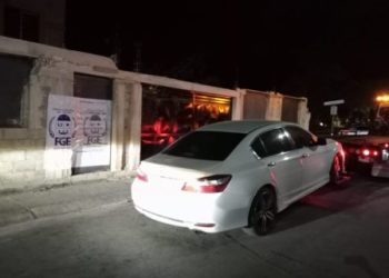 Aseguran vehículo durante cateo de una casa